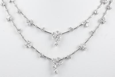 Deux magnifiques colliers de haute joaillerie en diamants en or blanc 18 carats 2