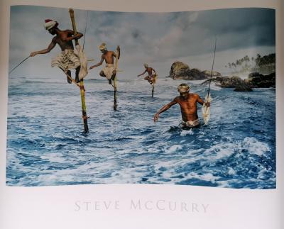 Steve MCCURRY - Les pêcheurs sur pilotis, Weligoma, Sri Lanka 1995 - Affiche