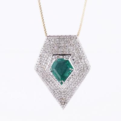 Broche et Collier pendentif émeraude et diamants en or blanc 2