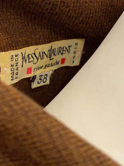 Yves Saint Laurent - Ensemble composé d’un pull manches longues, jupe marron avec franges, ceinture - Taille 36 2
