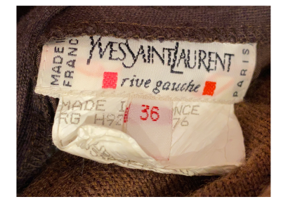 Yves Saint Laurent - Ensemble composé d’un pull manches longues, jupe marron avec franges, ceinture - Taille 36 2