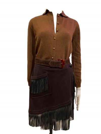Yves Saint Laurent - Ensemble composé d’un pull manches longues, jupe marron avec franges, ceinture - Taille 36 2