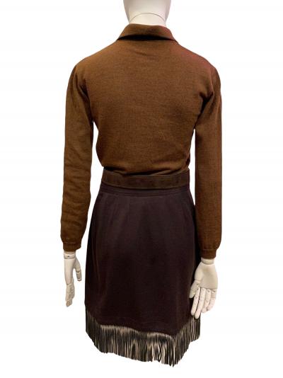 Yves Saint Laurent - Ensemble composé d’un pull manches longues, jupe marron avec franges, ceinture - Taille 36 2