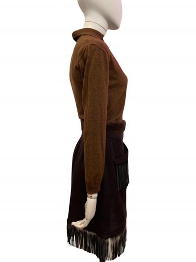 Yves Saint Laurent - Ensemble composé d’un pull manches longues, jupe marron avec franges, ceinture - Taille 36 2