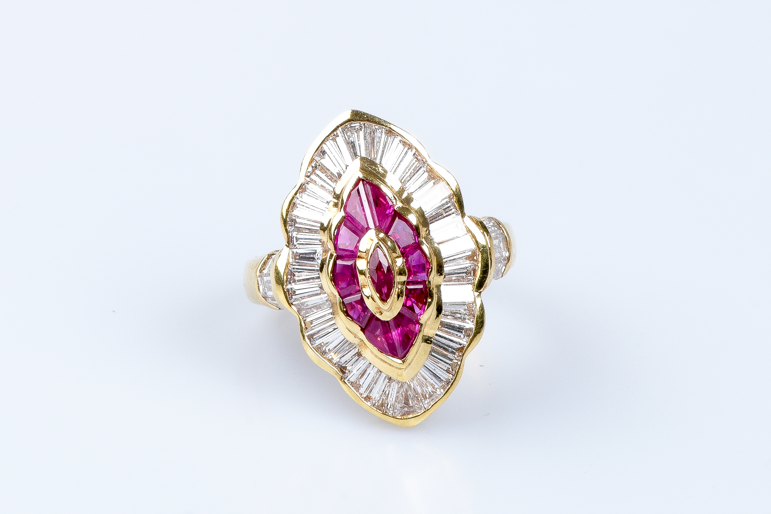 Bague En Or Jaune 18 Carats Sertie Rubis Et Diamants - Taille 55 - Poids 1.54g - Occasion Très Bon état