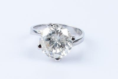 Solitaire ring in 18 carat white gold