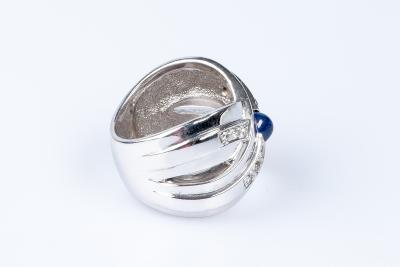 Bague en or blanc 18 carats diamants et saphir Ceylan cabochon 2