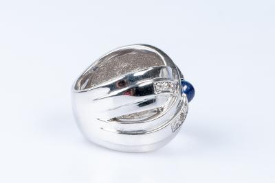 Bague en or blanc 18 carats diamants et saphir Ceylan cabochon 2