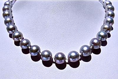 Collier de perles AKOYA du Japon de très rare couleur gris clair  8.5 mm, fermoir or jaune 18kt 2