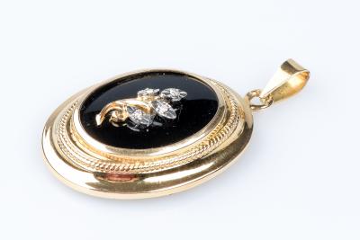 Pendentif en or jaune 18 carats orné d’1 onyx et de 4 oxydes de zirconium 2