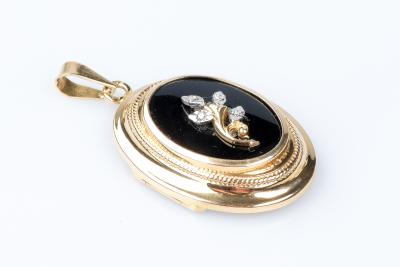 Pendentif en or jaune 18 carats orné d’1 onyx et de 4 oxydes de zirconium