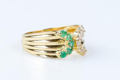 Bague émeraude oxydes en or jaune 18 carats 2