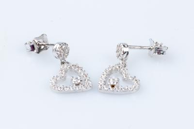 Boucles d’oreilles coeurs en or blanc 18 carats 2