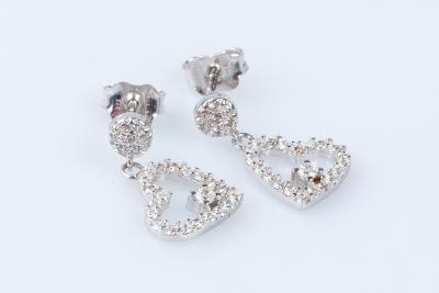 Boucles d’oreilles coeurs en or blanc 18 carats 2