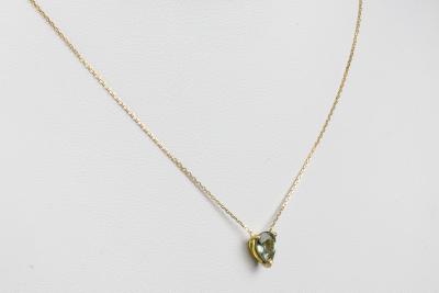 Collier et pendentif saphir de couleur vert  bleu ciel en or jaune 18 carats 2