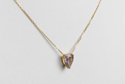 Collier et pendentif saphir de couleur violet clair en or jaune 18 carats 2