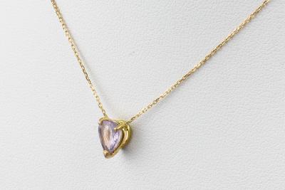 Collier et pendentif saphir de couleur violet clair en or jaune 18 carats 2