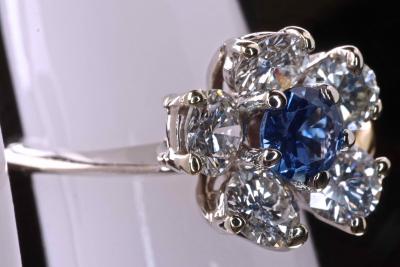Pièce unique. Bague en platine et or jaune, 5 Diamants 0.80 ct, saphir central naturel 2