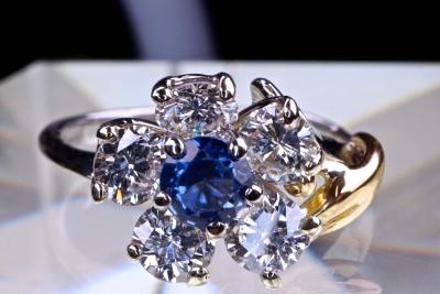 Pièce unique. Bague en platine et or jaune, 5 Diamants 0.80 ct, saphir central naturel 2