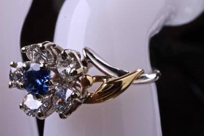 Pièce unique. Bague en platine et or jaune, 5 Diamants 0.80 ct, saphir central naturel 2