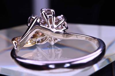 Pièce unique. Bague en platine et or jaune, 5 Diamants 0.80 ct, saphir central naturel 2