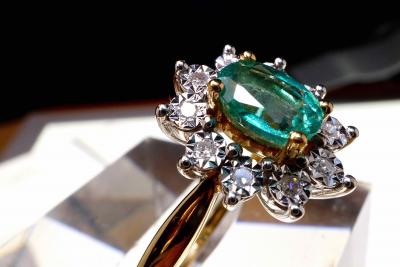 Bague en or blanc 18 carats. Émeraude naturelle de 0,56 carat certifiée. 10 diamants naturels pour 0,10ct. 2