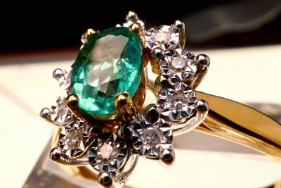 Bague en or blanc 18 carats. Émeraude naturelle de 0,56 carat certifiée. 10 diamants naturels pour 0,10ct. 2