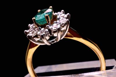 Bague en or blanc 18Kt . Emeraude naturelle de 0,56 carat certifiée. 10 diamants naturels pour 0,10ct. 2