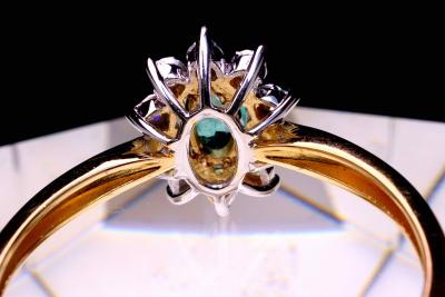 Bague en or blanc 18Kt . Emeraude naturelle de 0,56 carat certifiée. 10 diamants naturels pour 0,10ct. 2