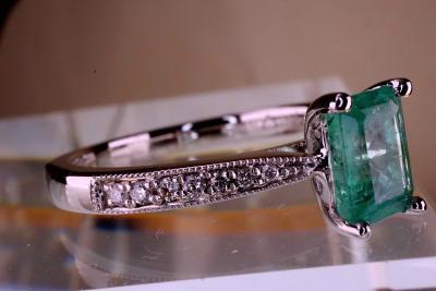Bague en or blanc, Emeraude naturelle et diamants 2