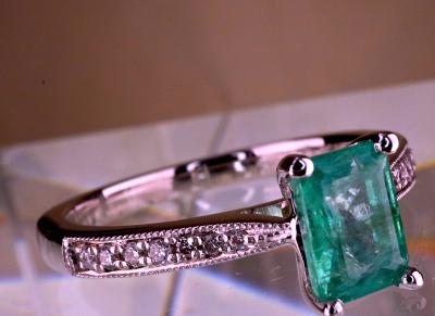 Bague en or blanc, Emeraude naturelle et diamants 2