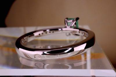 Bague en or blanc, Emeraude naturelle et diamants 2