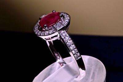 Bague avec Rubis avec entourage de diamants naturels 2