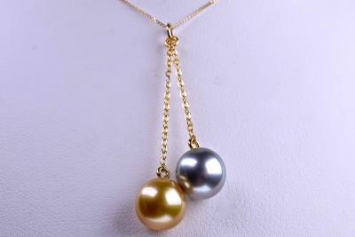 Chaine en or jaune 18 kt supportant en pendentif 2 rares et exceptionnelles perle des mers de l’Australie de 8mm et de 8,20mm de Tahiti 2