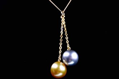 Chaine en or jaune 18 kt supportant en pendentif 2 rares et exceptionnelles perle des mers de l’Australie de 8mm et de 8,20mm de Tahiti 2
