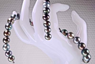 Exceptionnel et rare collier de perles naturelles rondes multicolores de Tahiti certifiées AURORA 2