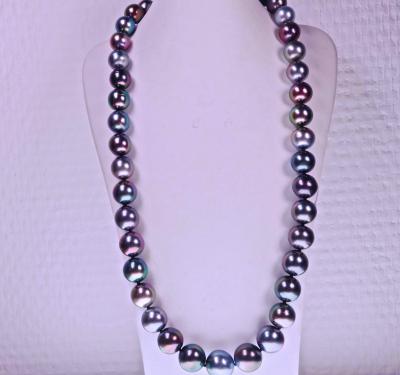 Exceptionnel et rare collier de perles naturelles rondes multicolores de Tahiti certifiées AURORA 2