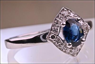 Bague or blanc 18Kt, Saphir ovale bleu intense de 0,45 carat certifié et diamants naturels de 0,10 carat 2