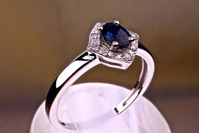 Bague or blanc 18Kt, Saphir ovale bleu intense de 0,45 carat certifié et diamants naturels de 0,10 carat 2