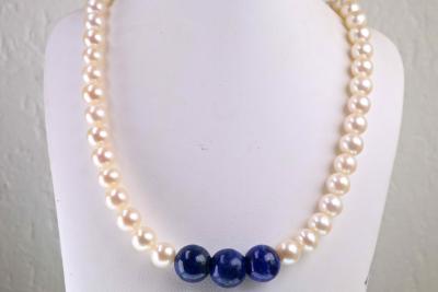 Collier de 62 perles AKOYA du Japon de 6 à 6.6 mm et trois perles centrales en Lapis Lazuli de 8mm 2