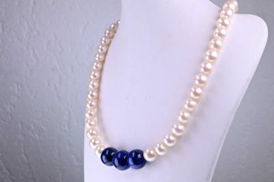 Collier de 62 perles AKOYA du Japon de 6 à 6.6 mm et trois perles centrales en Lapis Lazuli de 8mm 2