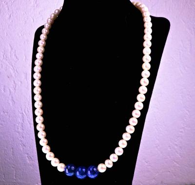 Collier de 62 perles AKOYA du Japon de 6 à 6.6 mm et trois perles centrales en Lapis Lazuli de 8mm 2