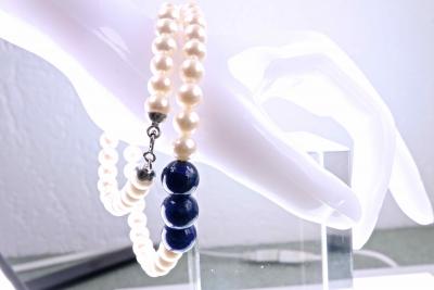 Collier de 62 perles AKOYA du Japon de 6 à 6.6 mm et trois perles centrales en Lapis Lazuli de 8mm 2