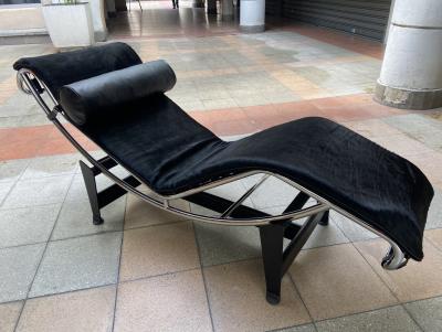 Le Corbusier et Charlotte Perriand - Chaise longue LC4 peau de vache noir