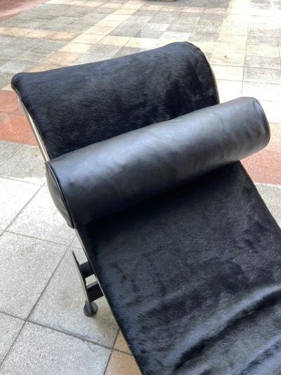Chaise longue LC4 peau de vache noir – Le Corbusier et Charlotte Perriand 2