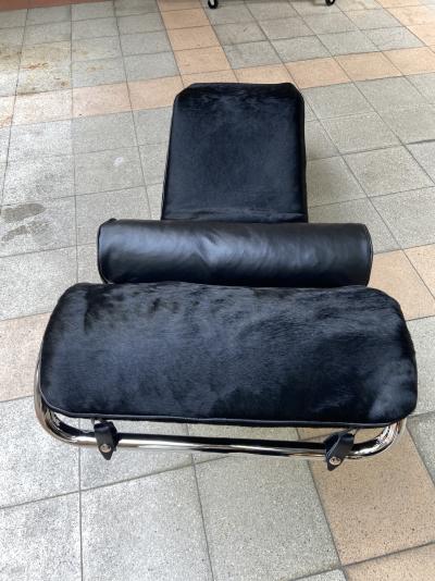 Chaise longue LC4 peau de vache noir – Le Corbusier et Charlotte Perriand 2