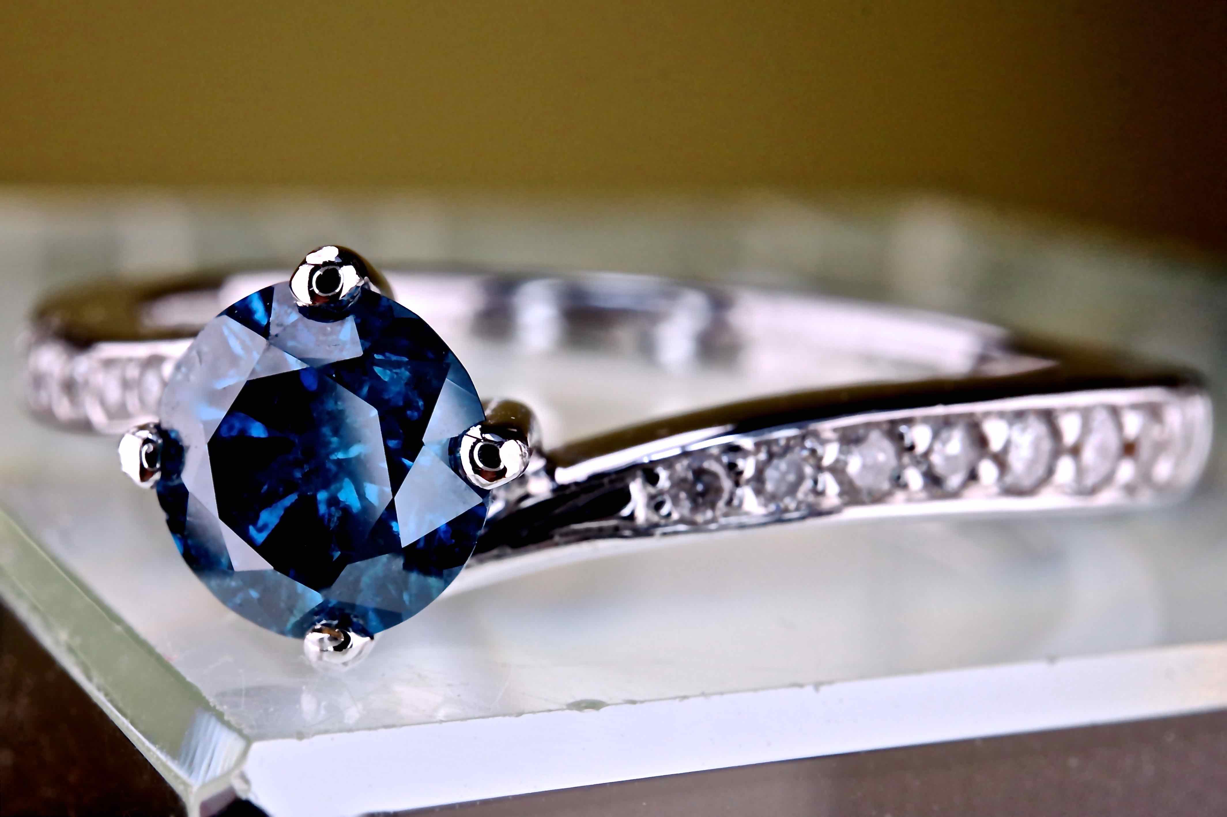 Bague "Marquise" en or jaune ornée d'un grenat en serti-clos sur