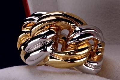 Pièce unique. grande bague moderne en or blanc et or jaune 2
