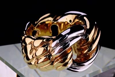 Pièce unique. grande bague moderne en or blanc et or jaune 2