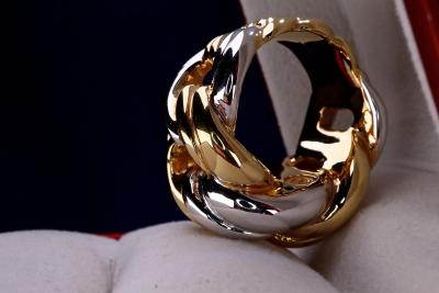 Pièce unique. grande bague moderne en or blanc et or jaune 2